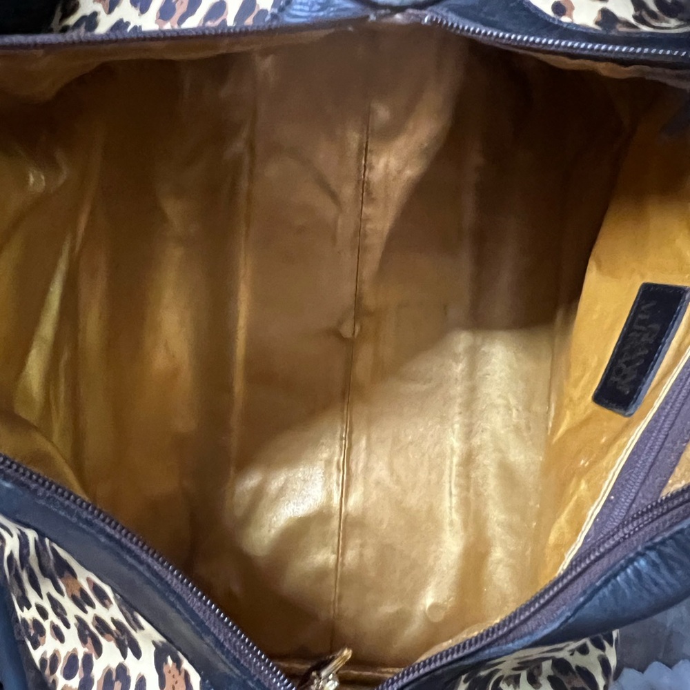 Gianni Versace Leopard Print Handbag with Black Accents - Picture 15 of 15